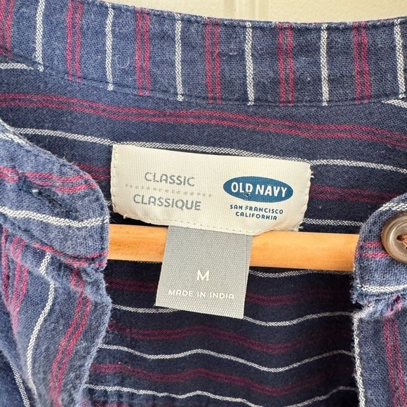 Old Navy soft 100% cotton navy striped button up blouse. Size M - Picture 4 of 4